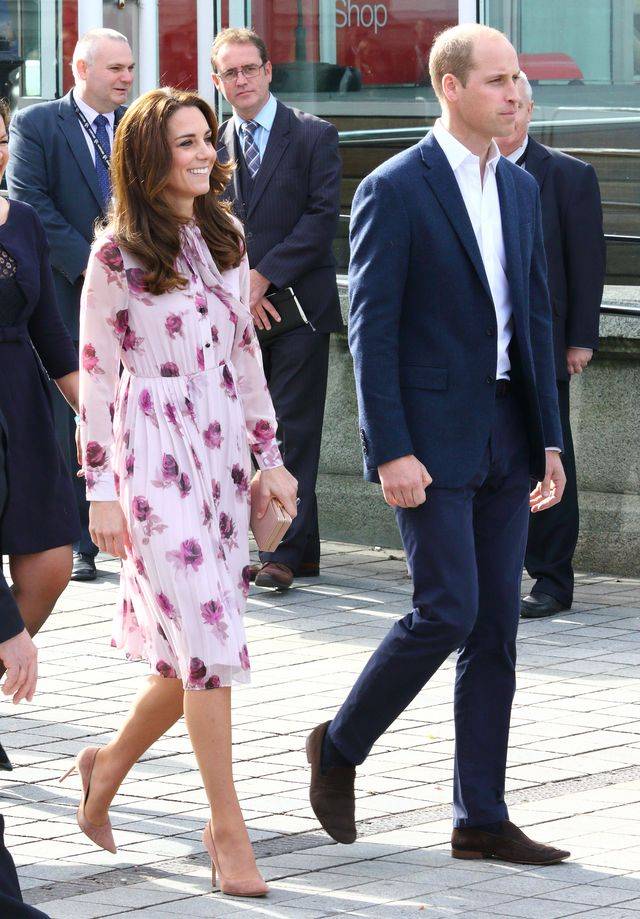 Dlaczego Kate i William nie mogą trzymać się za ręce, a Meghan i Harry tak?