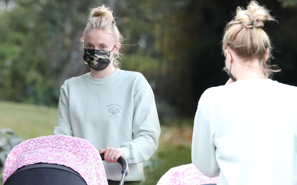 Sophie Turner po ciąży jest szczuplutka jak NITECZKA! Została sfotografowana z córeczką (ZDJĘCIA)