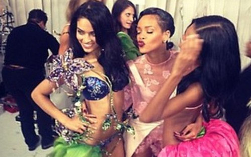 Rihanna rozbiera się w garderobie (FOTO)