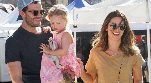 amelia-warner-jamie-dornan-z-corka-g-R1