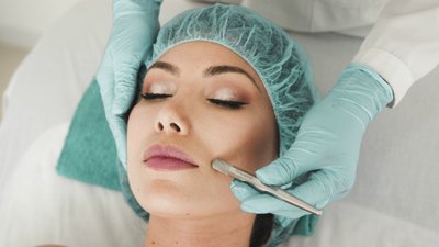 WYWIAD: Operacje plastyczne podczas pandemii. Czy jest się czego bać?