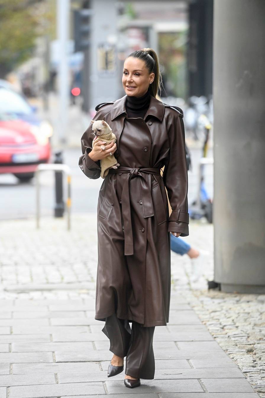 Gwiazdy pod studiem DDTVN. Małgorzata Rozenek i Joanna Przetakiewicz ze swoimi psiakami