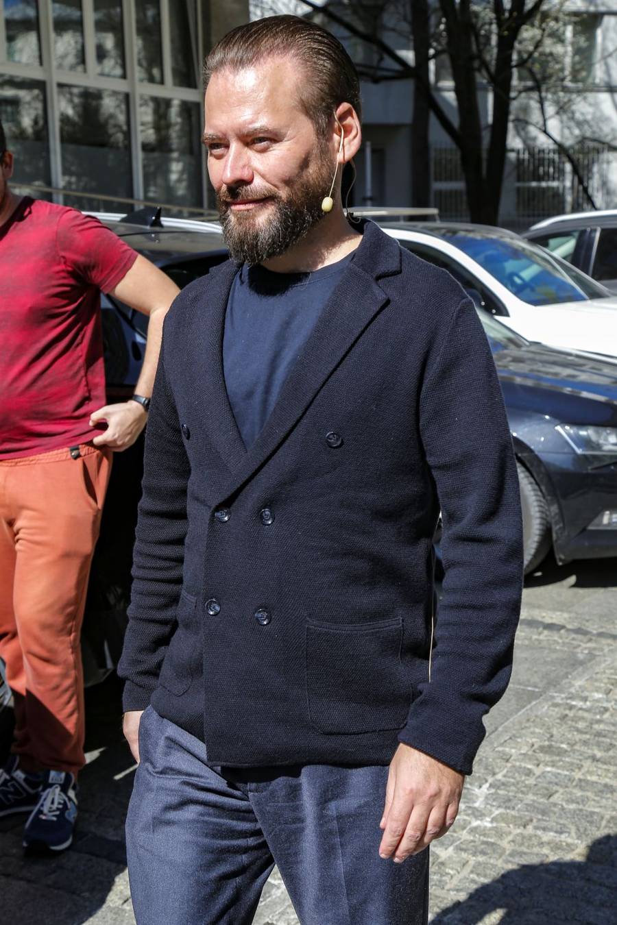 Krzysztof Stanowski w idealnie skrojonym garniturze na otwarciu salonu Mercedesa. Klasa sama w sobie