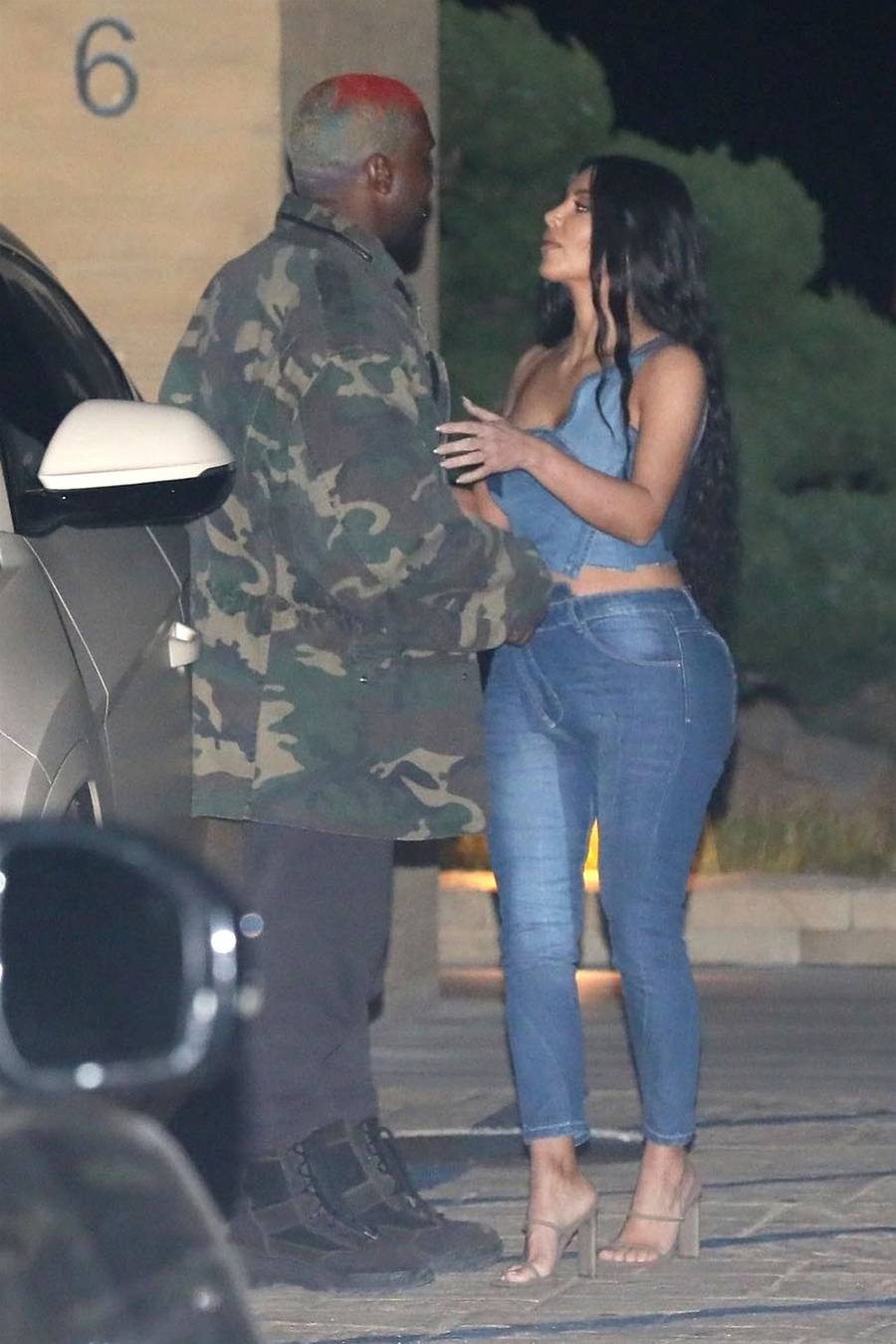 Kiedy pupa Kim Kardashian nie mieści się w dżinsach…