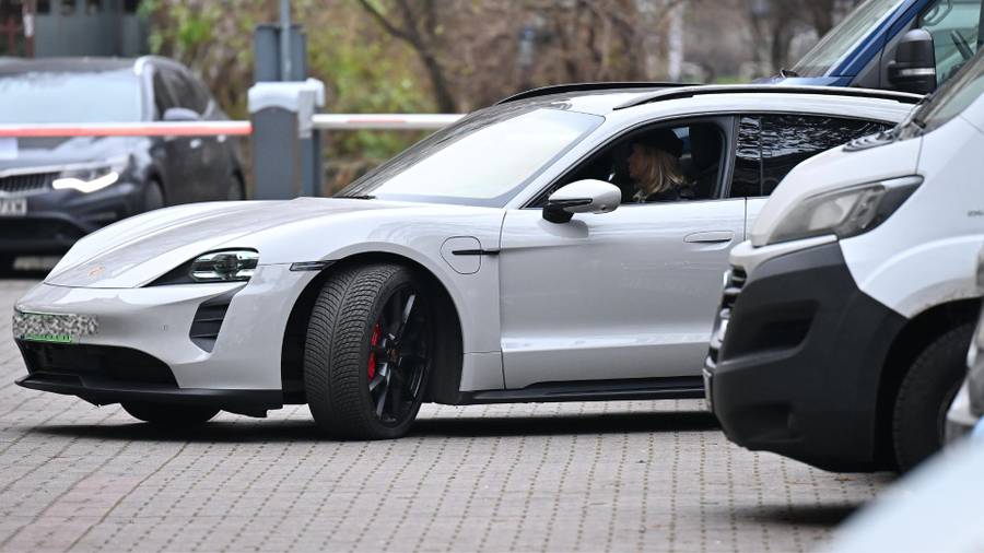 Tłumy gwiazd w DDTVN. Edyta Pazura w wypasionym porsche, Steczkowska z synem…