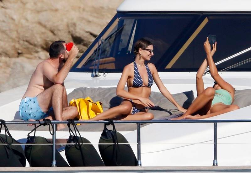 Emily Ratajkowski w skąpym bikini bawi się na urlopie. Bez męża!
