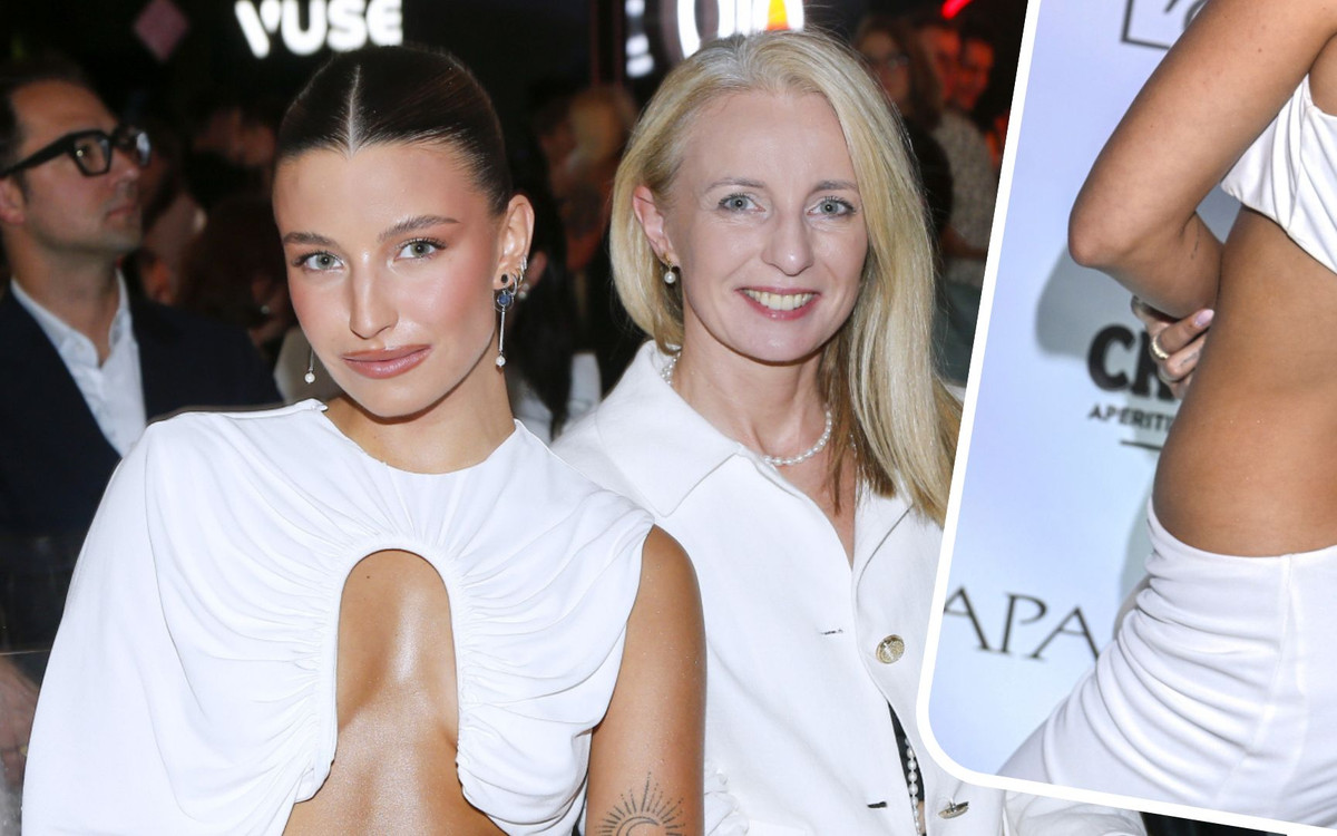 Julia Wieniawa z mamą na 30 urodzinach Elle. Kreacja piękna, ale bardzo ryzykowna