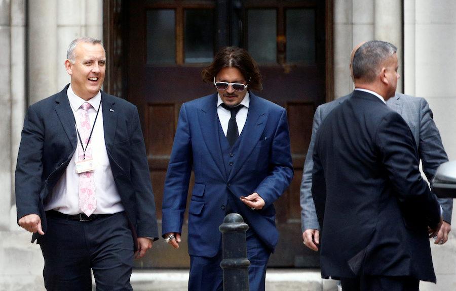 Johnny Depp wychodzi z sądu w Londynie.