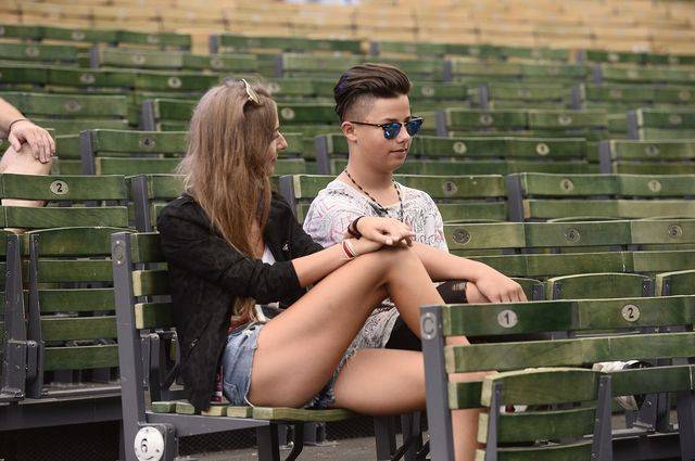 Allan Krupa z dziewczyną na próbie mamy