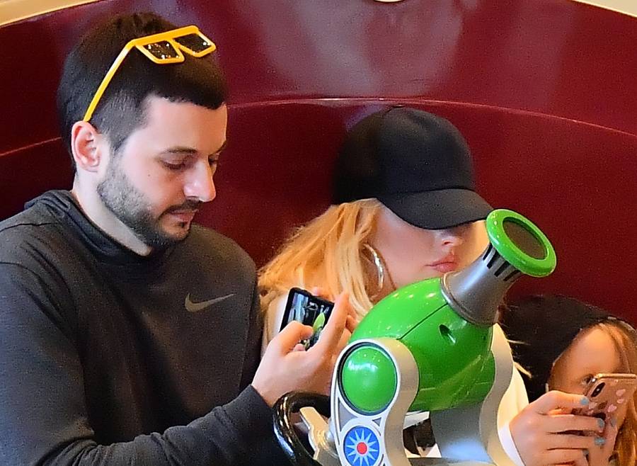 Christina Aguilera w Disneylandzie z dziećmi i mężem. Znowu PRZYTYŁA