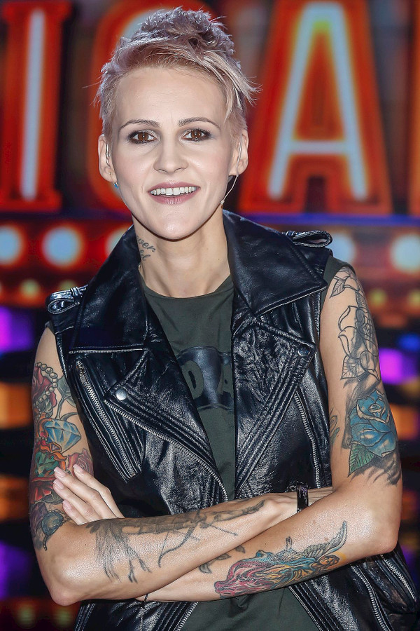 Pasują jej krótkie blond włosy