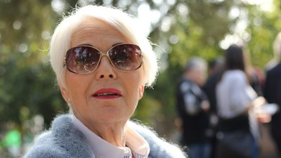 Zaskocz babcię pięknym prezentem. Zobacz, jaką biżuterię wybrać!