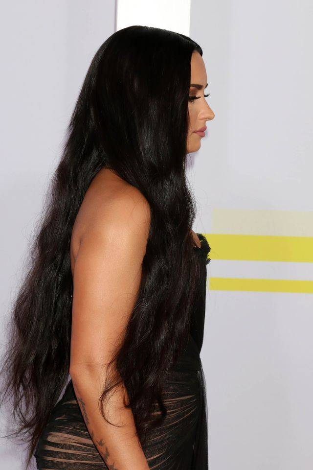 American Music Awards 2017 – kreacje gwiazd na czerwonym dywanie