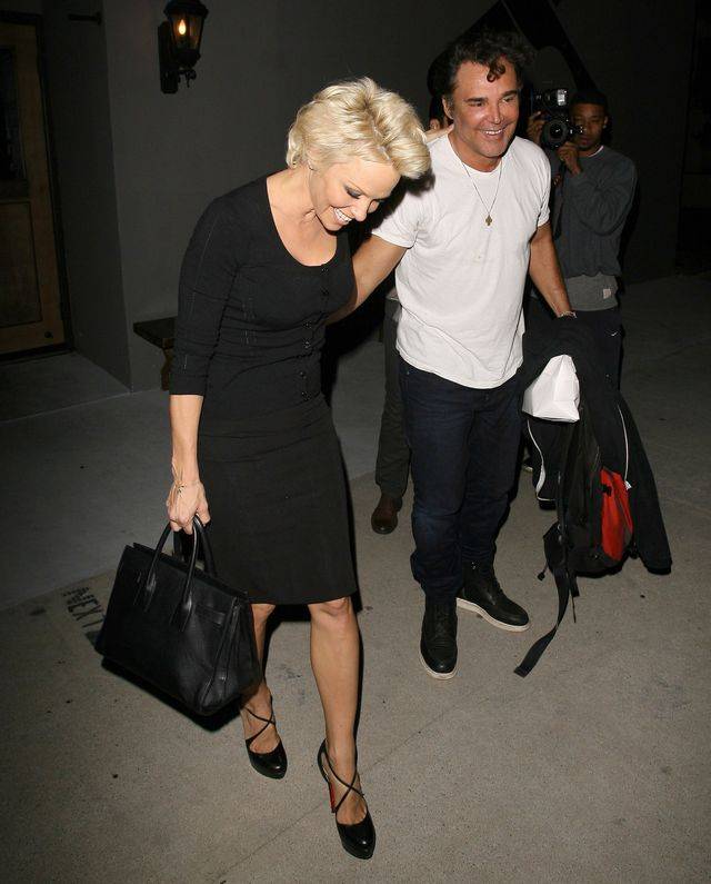 Pamela Anderson w małej czarnej na kolacji