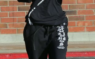 Kylie Jenner w dresie, bez makijażu i bez wielkich ust