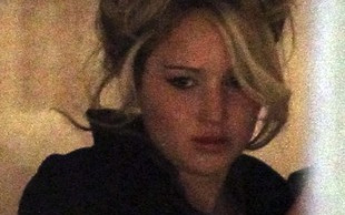 Jennifer Lawrence wygląda jak seksbomba z lat 70. (FOTO)