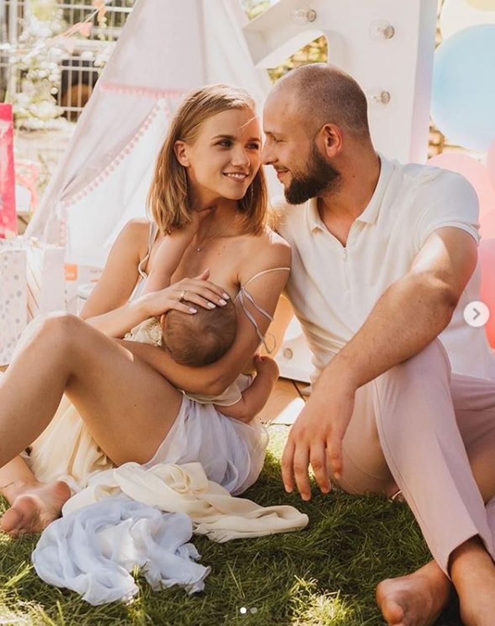 Agnieszka Kaczorowska z mężem i córką.