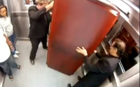 Horror w windzie – trup wypada z trumny [VDEO]