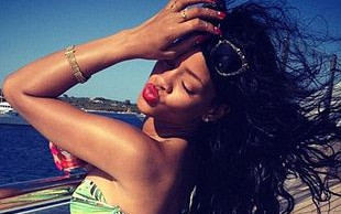 Czy Rihanna jest już zadowolona ze swej pupy? (FOTO)