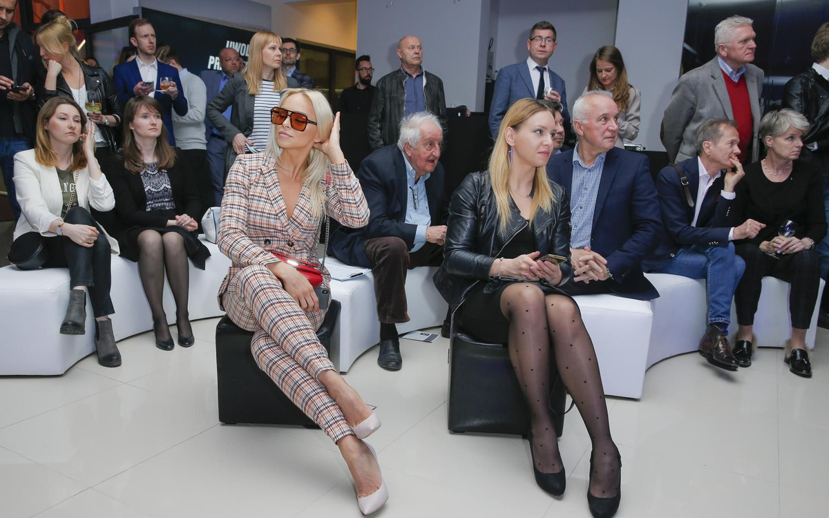 Socha w mini, Kożuchowska w czerni i Gorczyca w białym garniturze plus JESZCZE WIĘCEJ gwiazd na premierze samochodu