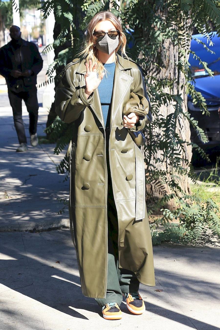 Hailey Bieber w skórzanym płaszczu