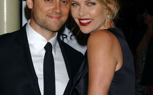 Charlize Theron prawie jak mężatka (FOTO)