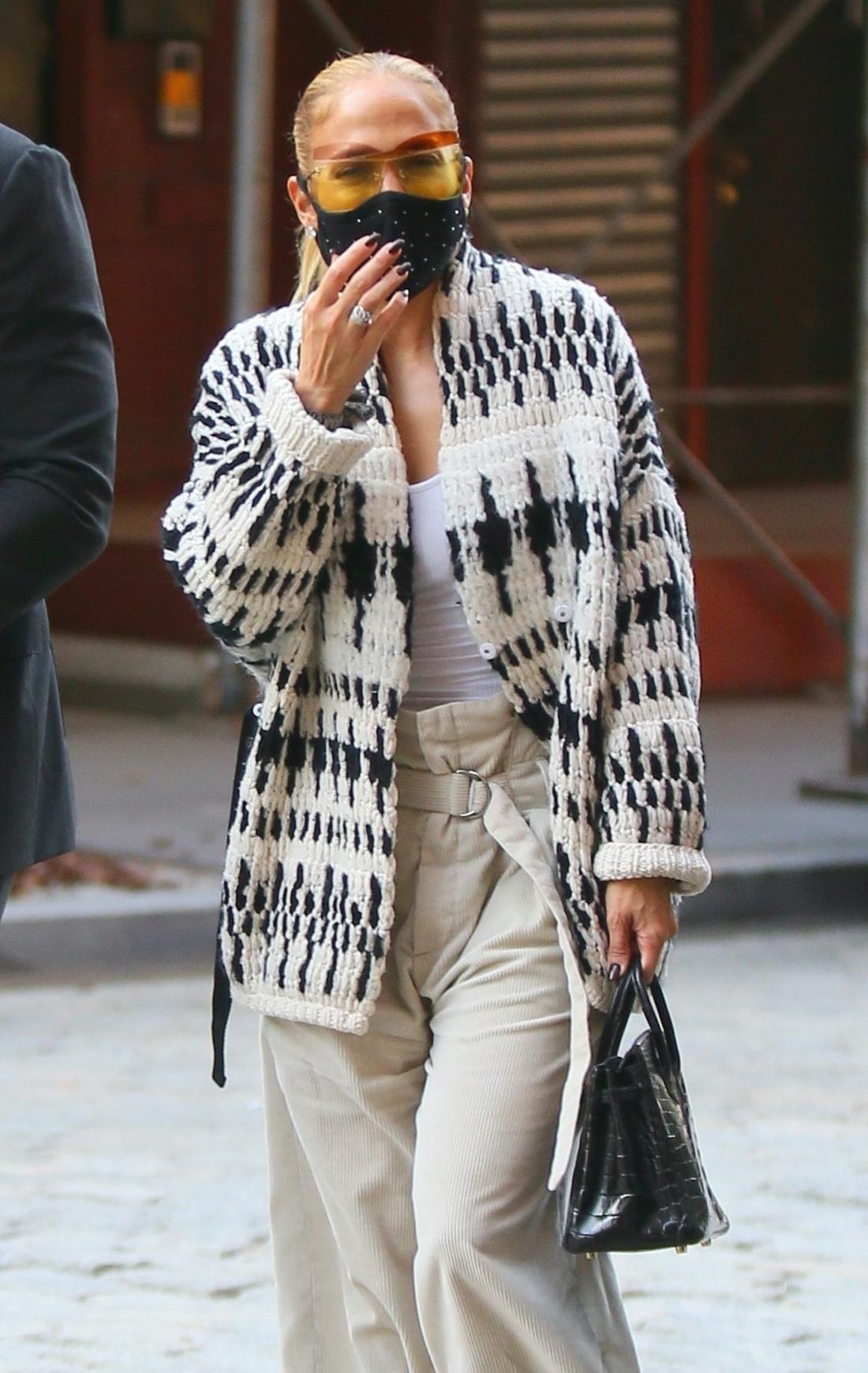 Jennifer Lopez w luźnym swetrze