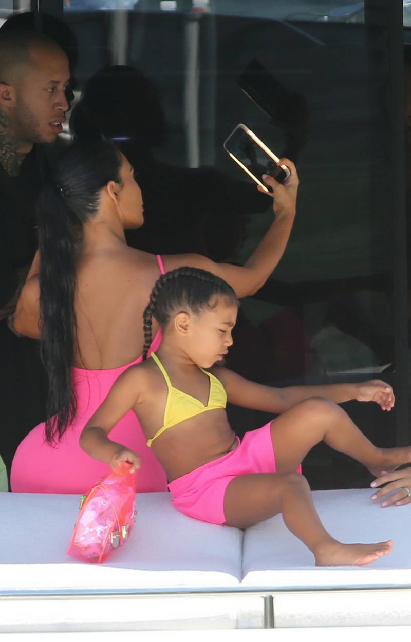 Niezadowolona North na wakacjach z Kim Kardashian