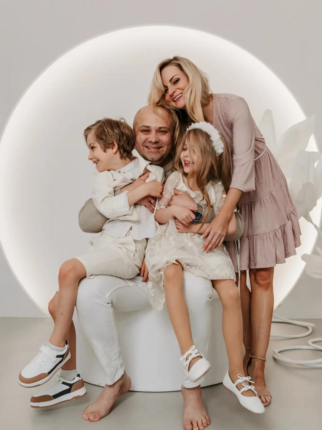 Anita Szydłowska-Szymaniak i Adrian Szymaniak z dziećmi, fot. Instagram