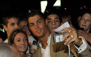Cristiano Ronaldo zaprasza na Facebooka (FOTO)