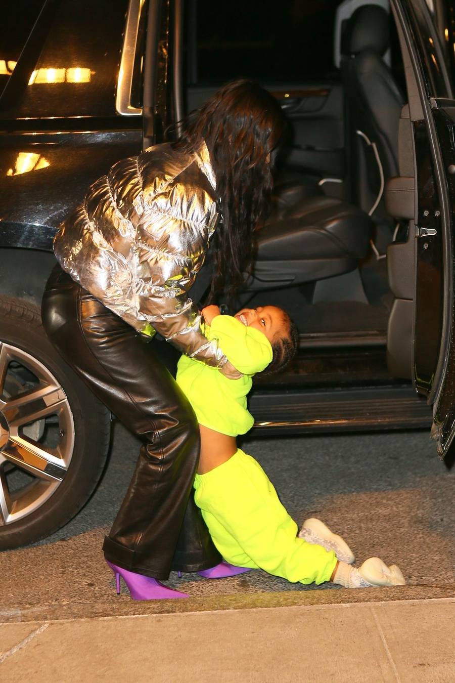 Tak to wygląda, gdy zabierasz dzieci do restauracji – Kim Kardashian i Kanye West ogarniają North i Sainta