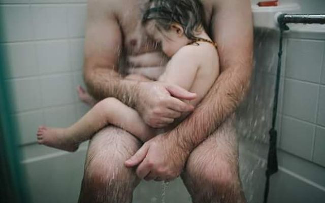 Udostępniła wyjątkowe rodzinne zdjęcie. Facebook oskarzył ich o… pedofilię!