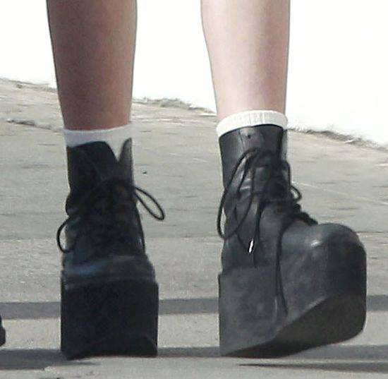 Lily Rose Depp na spacerze z koleżankami