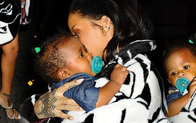 Rihanna niczym troskliwa mama (FOTO)