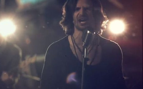 Mikołaj Krawczyk śpiewa Wykochaj mnie na śmierć [VIDEO]