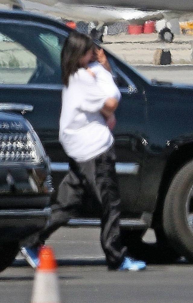 Wtulona Kylie Jenner w córeczkę niesie ją do samolotu. Polecieli z Travisem do Paryża!
