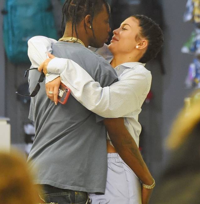 Kylie i Travis NAMIĘTNIE całują się na randce!