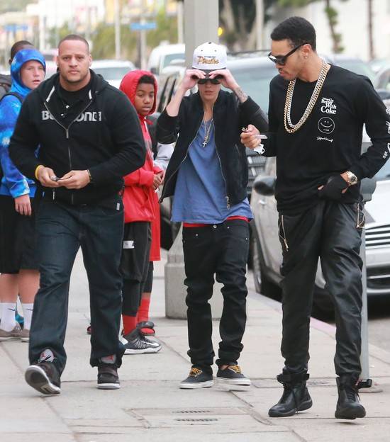 Justin Bieber nosi za luźne spodnie