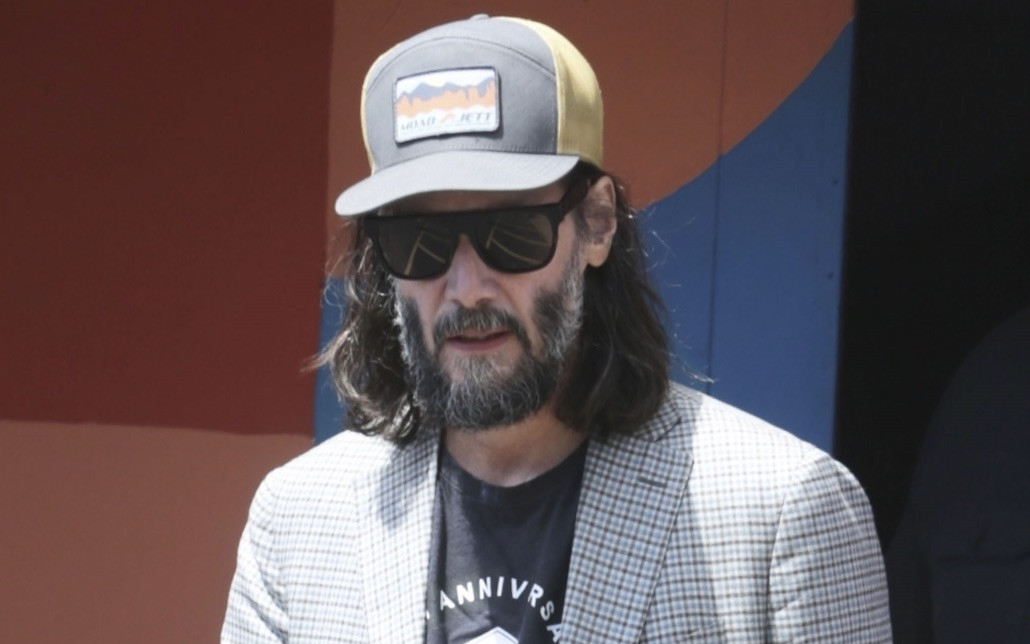 Keanu Reeves już tak nie wygląda! Odmłodzony aktor pozuje z ukochaną na czerwonym dywanie