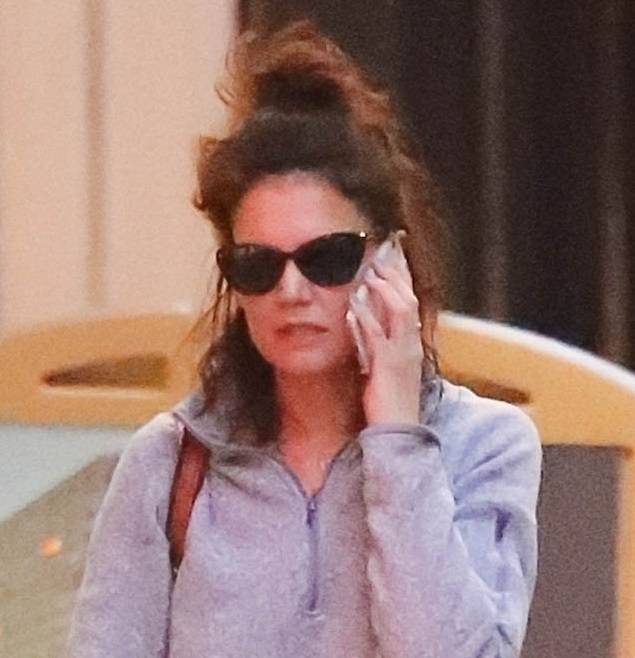 Katie Holmes w dresie i rozczochranych włosach spaceruje ulicami Nowego Yorku