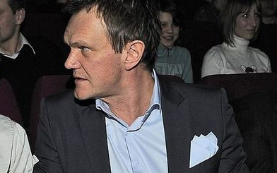 Pazura chroni żonę jak księżniczkę w wieży