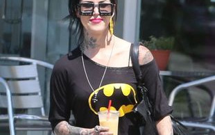 Pupa na wierzchu i dziwne okulary – przesadziła? (FOTO)