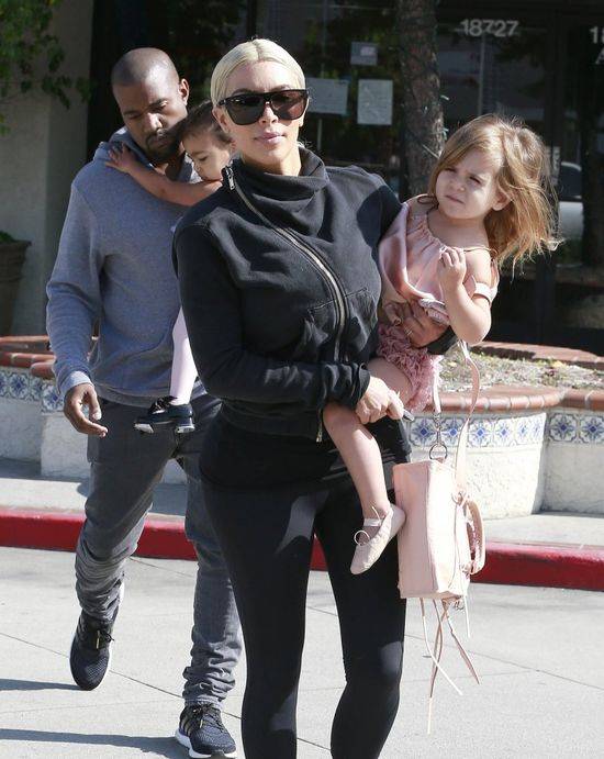 North West w różu w drodze na lekcje baletu, marzec 2015