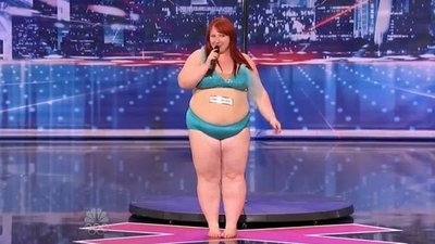 Lulu o pełnych kształtach tańczy na rurze [VIDEO]