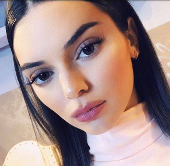 COŚ DZIWNEGO stało się z TWARZĄ Kendall Jenner