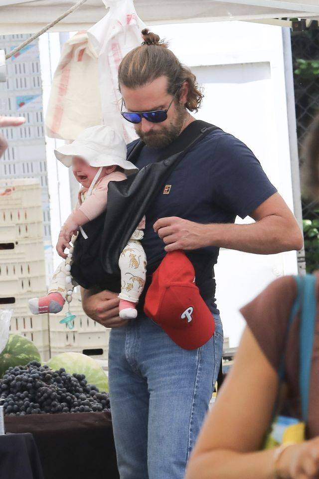 Bradley Cooper i Irina Shayk na spacerze z płaczącą córeczką