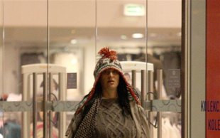 Kayah w szortach i czapie (FOTO)