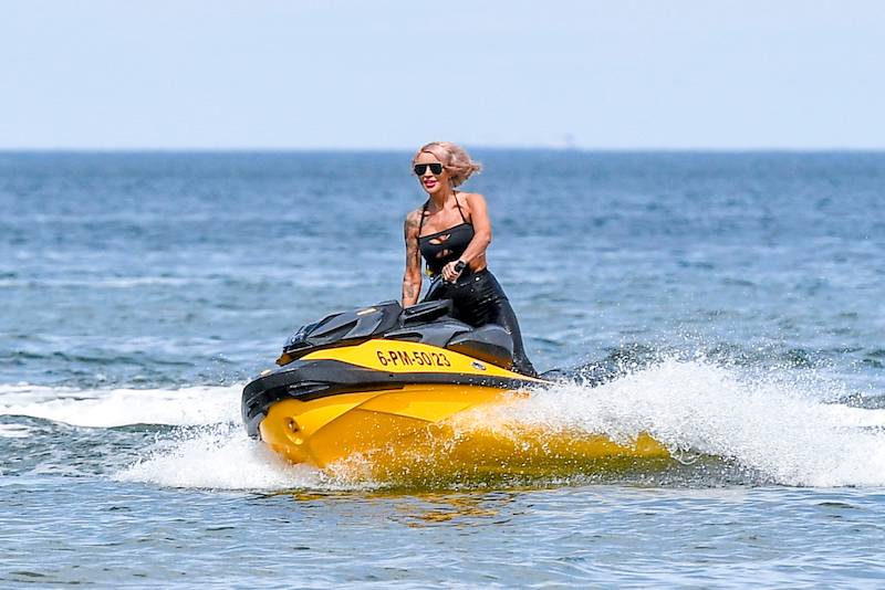 Seksowna Ewa Minge na plaży w Międzyzdrojach! (ZDJĘCIA)