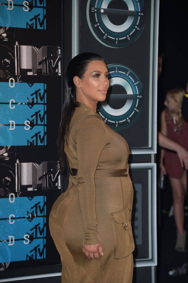 Dopiero, gdy Kim pojawiła się na ściance, na jaw wyszły jej nowe operacje