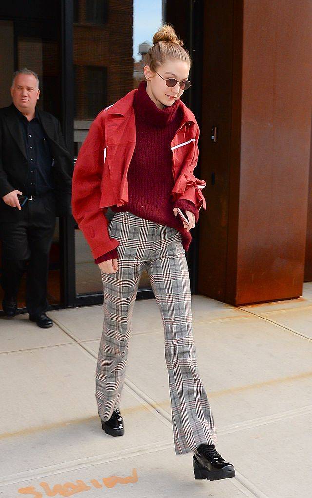 Gigi Hadid w kraciastych spodniach
